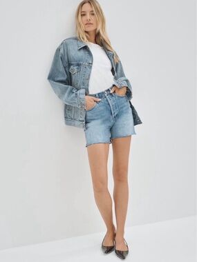 Aritzia Denim Forum "The Yoko" mid-thigh denim shorts size 25